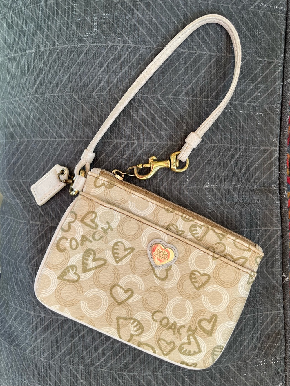 EUC Coach Limited Edition Waverly Hearts Beige Signature Wristlet/Gold Hardware